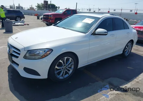 2018 Mercedes-Benz C 300 z USA, uszkodzony, nr VIN 55SWF4JB3JU263701